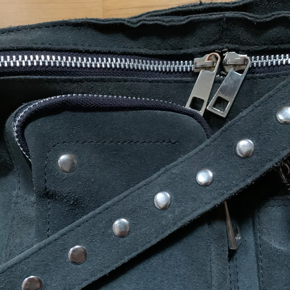 Säljer min axelremsväska från núnoo i modellen Alimakka! Den är blå/grå i mocka och inköpt 2017 men använd väldigt försiktigt! Dm:a vid flera bilder! 💙🤍💙 pris: 200 kr + frakt ⭐️. Väskor.