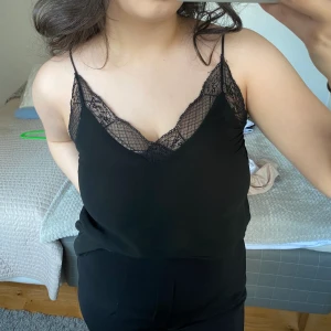 Zara spetstopp - Säljer en söt liten spetstopp från Zara som tyvärr blivit för liten för mig💞