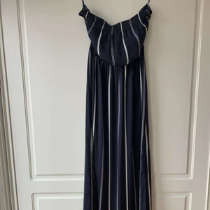 Fin klänning - En jättefin långklänning som är offshoulder. Perfekt att ha på sommaren när det är varmt ute. Från Forever 21 i storlek M men passar allt från Xs-M. Säljs pga att den inte används längre💕💕