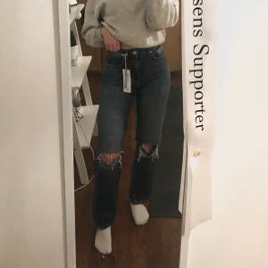 Gina jeans - Säljer dessa helt nya jeans från Gina då jag inte hann lämna tillbaka de. Prislappen sitter kvar och säljer de för 400+frakt. Nypris:600kr🌸😊