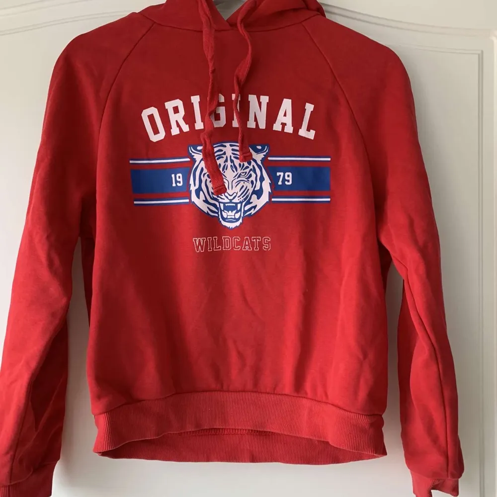 En fin röd hoodie från Gina tricot i storlek S. Den är använd men fortfarande väldigt bra skick och mjuk inuti och trycket är inte alls skadat. Säljer pga att den inte kommer till användning längre💕💕. Hoodies.