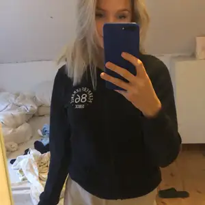 Marinblå peak hoodie endast använd fåtal gånger💕 hör av er vid intresse eller frågor🥰