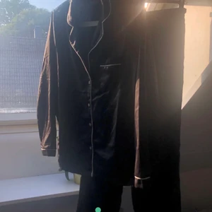 Silkespyjamas - Säljer min silkespyjamas från asos då jag köpte två stycken💞