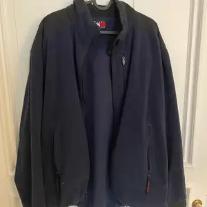 Köpt i USA, storlek xl, men sitter som M/L. Vintage Tommy hilfiger. 