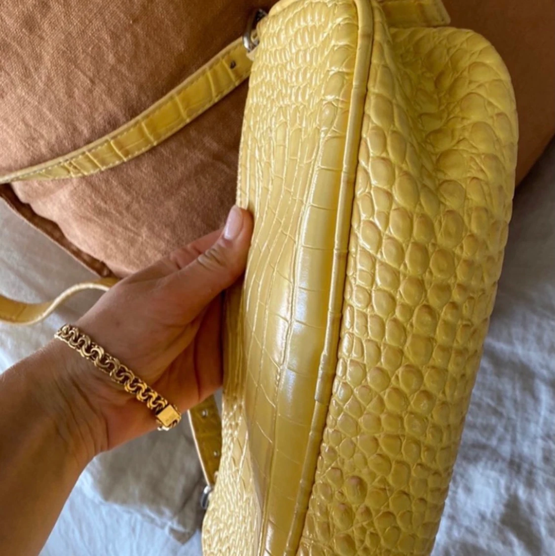 Gul väska från nelly 