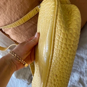 Gul väska från nelly  - Superfin och populär helt slutsåld väska från Nelly. Är i väldigt bra skick och knappt några slitningar alls. 