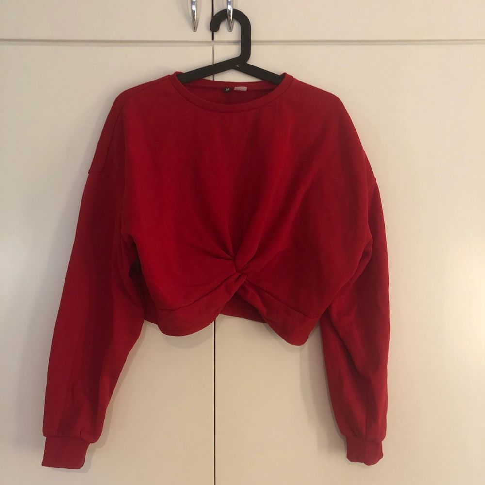 Röd tröja från HM Stl M super fin röd tröja ganska tjockt material med en knut framtill . Tröjor & Koftor.