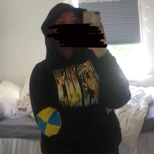 A$AP Rocky hoodie - Säljer min Asap rocky hoodie från Injured generation tour 2019, köpte den här på plick i somras. På touren kostade den runt 1 000kr men säljer den för 500 (exklusive frakt)❤️❤️ Den är i strl M men passar L och såklart mindre också. Skriv för fler bilder. 