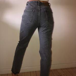 Säljer dessa jeans i färgen grå. Slutsålda!! 💕 Priset kan diskuteras.