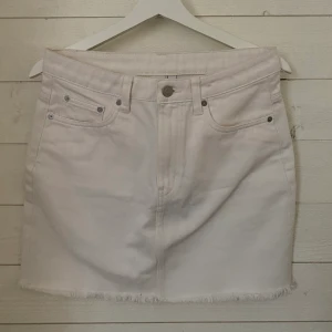 Weekday kjol - As najs vit jeanskjol från Weekday. Modellen WEND, storlek 38. Fransig vid kanten. Köparen står för frakten!