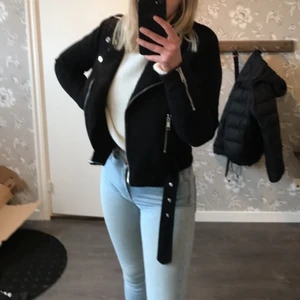 Ljusblå jeans - Ljusblå jeans från never denim (bikbok) högmidjade, väl använda 