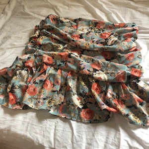 Blommig kjol - Blommig sommarkjol. Endast använd några gånger men inte riktigt min stil ⚡️ 