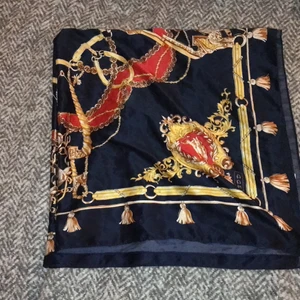 Bandana - Säljer denna bandana då den inte riktigt är min stil, den är 50x50 cm❤️ funkar att ha som tröja eller bandana i håret
