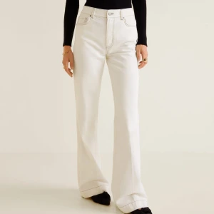 Mango jeans - Jeans köpta för något år sedan, endast använda få gånger. Säljer för de är för små. Små i storleken. Skriv för mer bilder. Jag är 175 och de sitter lika långt som på modellen. Endast svaga missfärgningar och slitningar längst ner men syns ej när man bär.