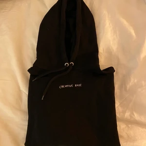 Hoodie - Fin svart hoodie med litet tryck :)