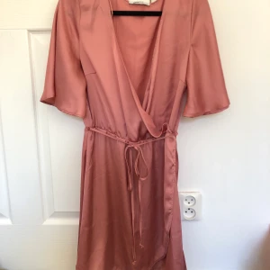 Silkes klänning gina tricot strl 36 - Silkesklänning i omlott från ginatricot, storlek 36. Aldrig använd 