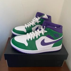Jordan 1 Mid Incredible Hulk - Jordan 1 Mid Incredible Hulk. Storlek 40,5 . Helt nya och oanvända.