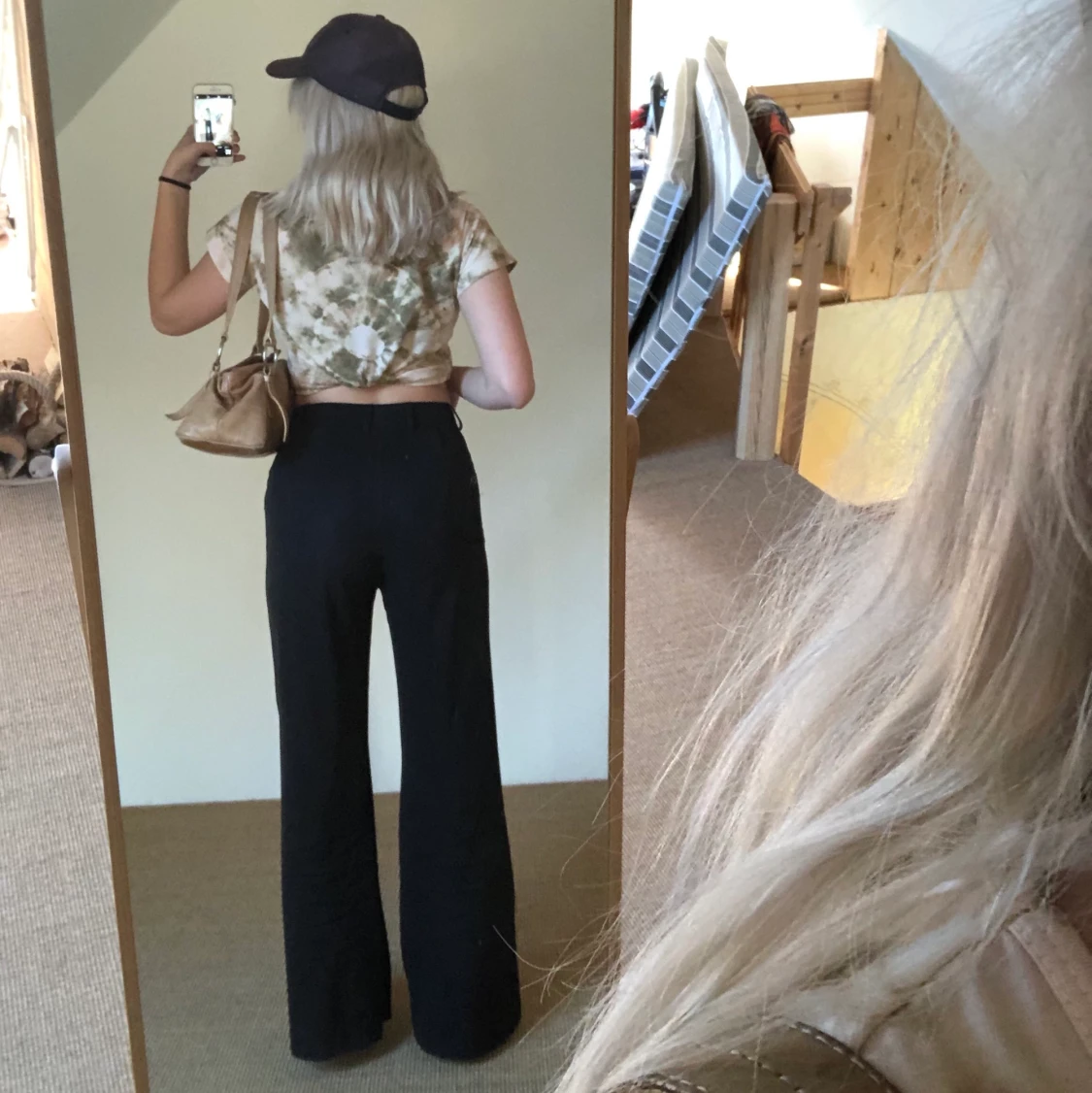 Svarta utavängda kostymbyxor