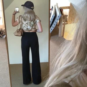 Svarta utavängda kostymbyxor - Fina svarta högmidjade kostymbyxor som är utsvängda där nere✨Dom är ett lite tunnare material och använda, därav priset! 