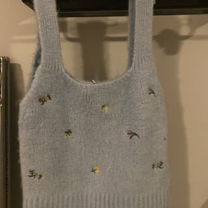 Topp från Zara - Ljusblå topp från Zara. Helt ny, är i storlek L men känns betydligt mindre typ som en S. Säljes eftersom den inte passade mig.