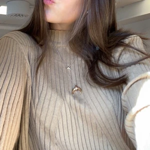 Beige tröja - En tröja från primark o Spanien som e skit fin, tror att de e storlek L men jag har S och den sitter bra på mig 🤎🤎