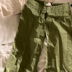 raka byxor - raka gröna byxor! köpa secondhand! lite stora på mig som är en XS men de funkar!💚 säljer då de inte används av mig! perfekt längd på mig som är 165cm