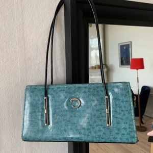 Liten väska! - Unik väska som är köpt på secondhand. Den har en liiiten fläck framtill som syns på första bilden (går säkert att skrubba bort) Mycket fint skick förutom det! Frakt 30 kronor tillkommer.