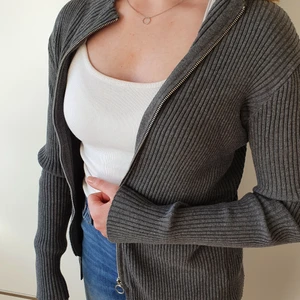 Mysig cool kofta - Säljer min fina kofta som jag tyvärr inte passar i. Använt ett fåtal gånger, men den är supermysig och fin och passar till det mesta vardagliga klädstilerna. En liten slits på varsin sida av koftan ger den det där lilla extra😜🥴 Frakt ingår i priset!