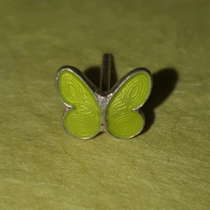 Fjäril örhänge - Endast ett örhänge! Säljer över 100 plagg! 🤩 Stor mängdrabatt när du köper fler saker! 🤑 Vänta inte för länge då jag flyttar i slutet av September och gör mig av med allt! 