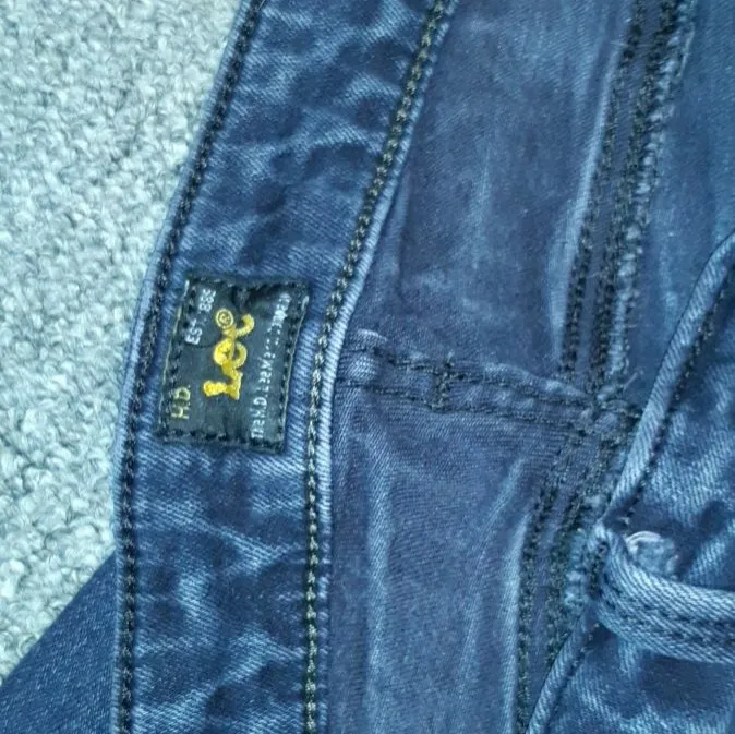 Jeans lee vet inte riktigt på storleken för etiketen har jag klippt för ut men den kan vara S för att jag har S och den passar bra, den är även låg medja.. Jeans & Byxor.