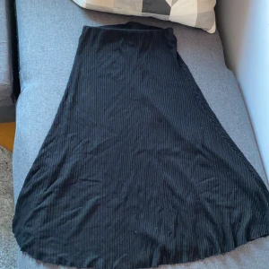 Gina Kjol - Bra skick! Tyvärr klippt bort prislappen men passar en S ungefär, jättefin kjol :)