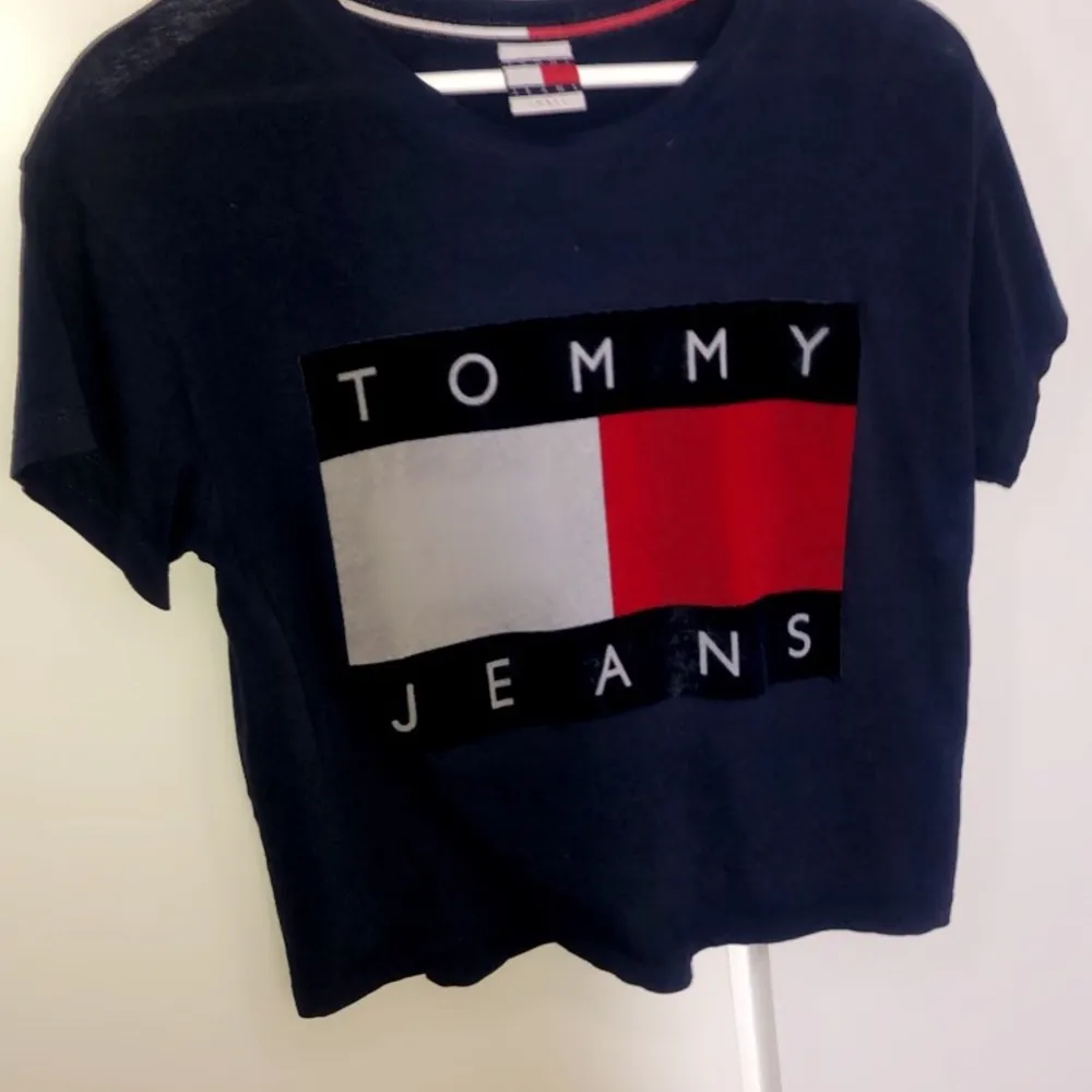T-shirt från Tommy hilfigher inköpt från Zalando. Nypris 499. Köparen står för frakt . T-shirts.