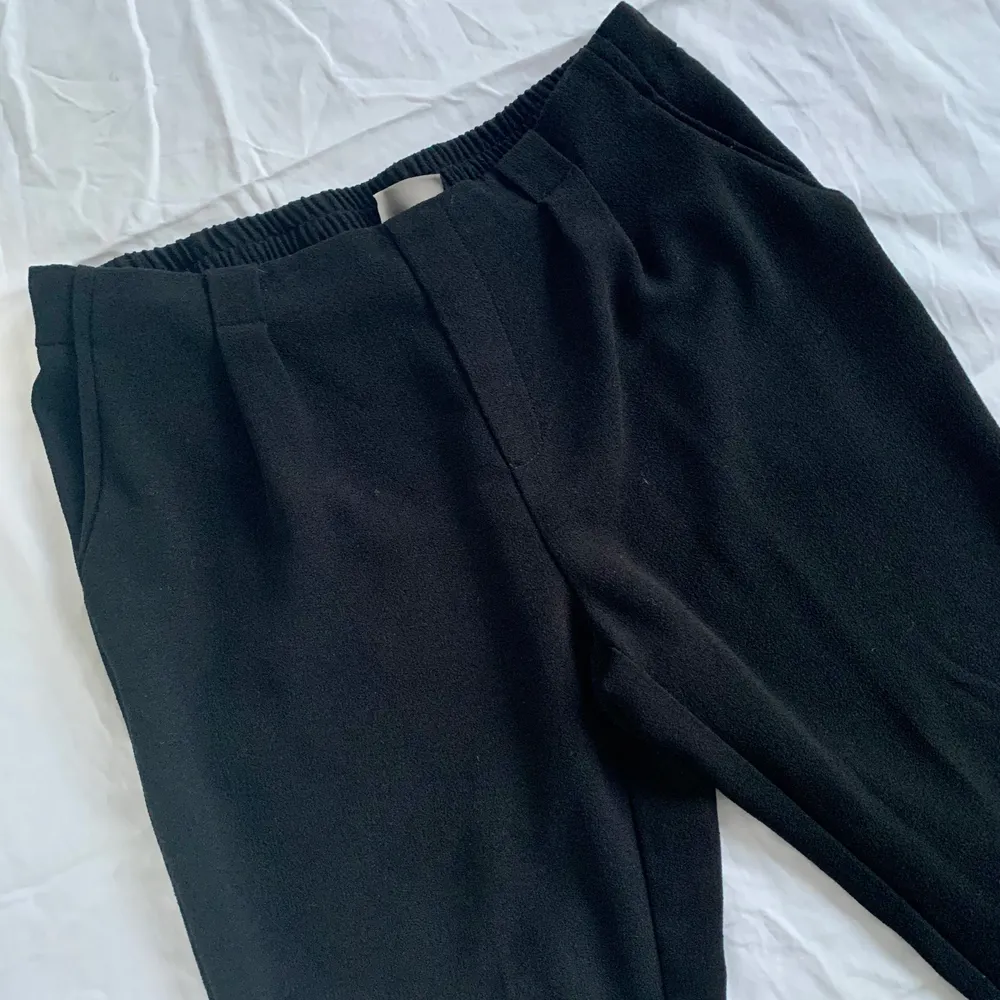 Svarta byxor från Vero Moda i storlek 40, men passar även 42. Resor i midjan baktill samt fickor fram. Sparsamt använda.. Jeans & Byxor.