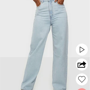 Levis HIGH LOOSE - Säljer dessa svinsnygga Levis jeansen i modellen high loose, använda några gånger men säljer pga dom för det mesta bara ligger i garderoben... köptes för 1124kr, säljer för 600kr inkl frakt. Storlek W25/L31