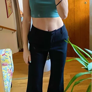 Svarta Lowwaist  byxor  - Trendiga svarta utsvängda kostym  lowwaist från weekday. Perfekt skick och bekväma! 