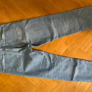 Ett par zara jeans jag köpte förra året. Jeansen är raka i modellen och supersnygga. Size M/38 men skulle säga att de är ganska små i storleken. Säljer pga fått barn och de passar då inte längre! 