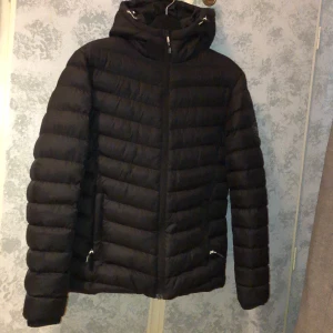 VINSON POLO CLUB - vinson polo jacka, fick den i julklapp i fel storlek. Kan ha både killar och tjejer, aj använd ute eller nåt sånt. Har prövat bara. Pris kan diskuteras.