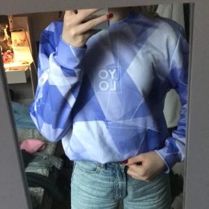 Sweatshirt  - Fin tröja bra kvalite man kan träna i den köpte den för 200kr skulle säga att den passar en M