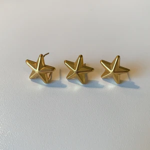 Pins  - Pins köpta på en loppis som sålde gamla militära föremål, jag har haft dem på en jacka men de går såklart att fästa på vilket plagg som helst 🌟 ca 1,9 cm i diameter                                                         Kolla gärna in mina andra annonser!