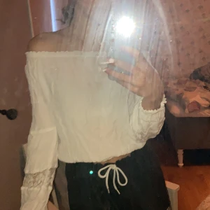 Söt offshoulder tröja  - Fint skick, snålt använd. Endast haft på lillebrors dop. 146-152, passar mig som är 168.