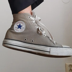 Converse - Använda. Kolla bild 2. 