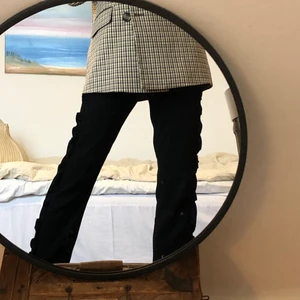 KOSTYMBYXOR - Väldigt snygga och bekväma kostymbyxor från Zara!! I storlek S. Det låga priset är pågrund av hål i fickorna men annars är byxorna i fint skick! ♻️