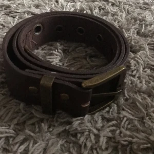 Skärp  - Ett brunt skärp med 6 hål 