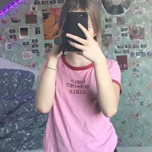 Monki t-shirt - Köpte den second hand och har aldrig använt! Buda!