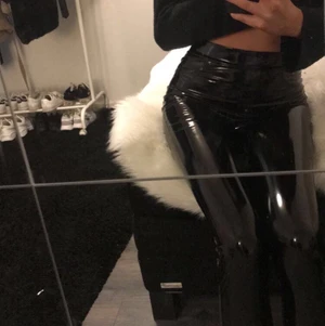 Lackbyxa  - Svarta lackbyxor från madlady. Änvända 2 gånger, så skicket är som nytt! Stolek 36/S. Köparen stör för frakten.