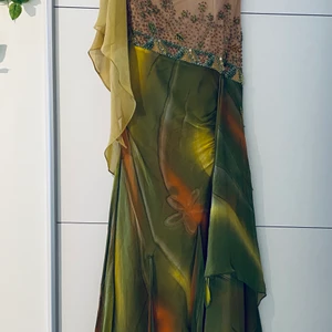 Festklänning grön - Storlek medium, transparent i ryggen, pärlor på, 