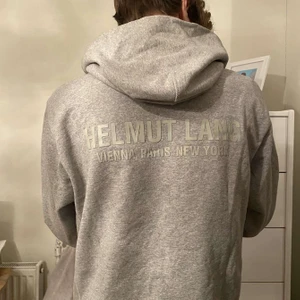 Helmut Lang hoodie  - Helmut Lang hoodie i storlek S. Använd endast ett fåtal gånger.  Nypris: runt 3000kr. Inget fake. Cond: 10/10.