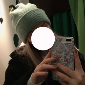 Mössa - Denna mintgröna ish mössan från monki💚🤍