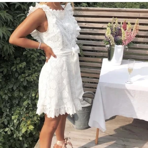 Vit klänning - Säljer klänningen jag hade tänkt ha som studentklänning då den tyvärr var lite för liten för mig :( Superfin verkligen och helt utan anmärkningar så i nyskick!! Endast använd en gång sedan tidigare. Från DM retro där den är helt slutsåld, ordinariepris 799 kr. (Lånade bilder, skicka för fler :))