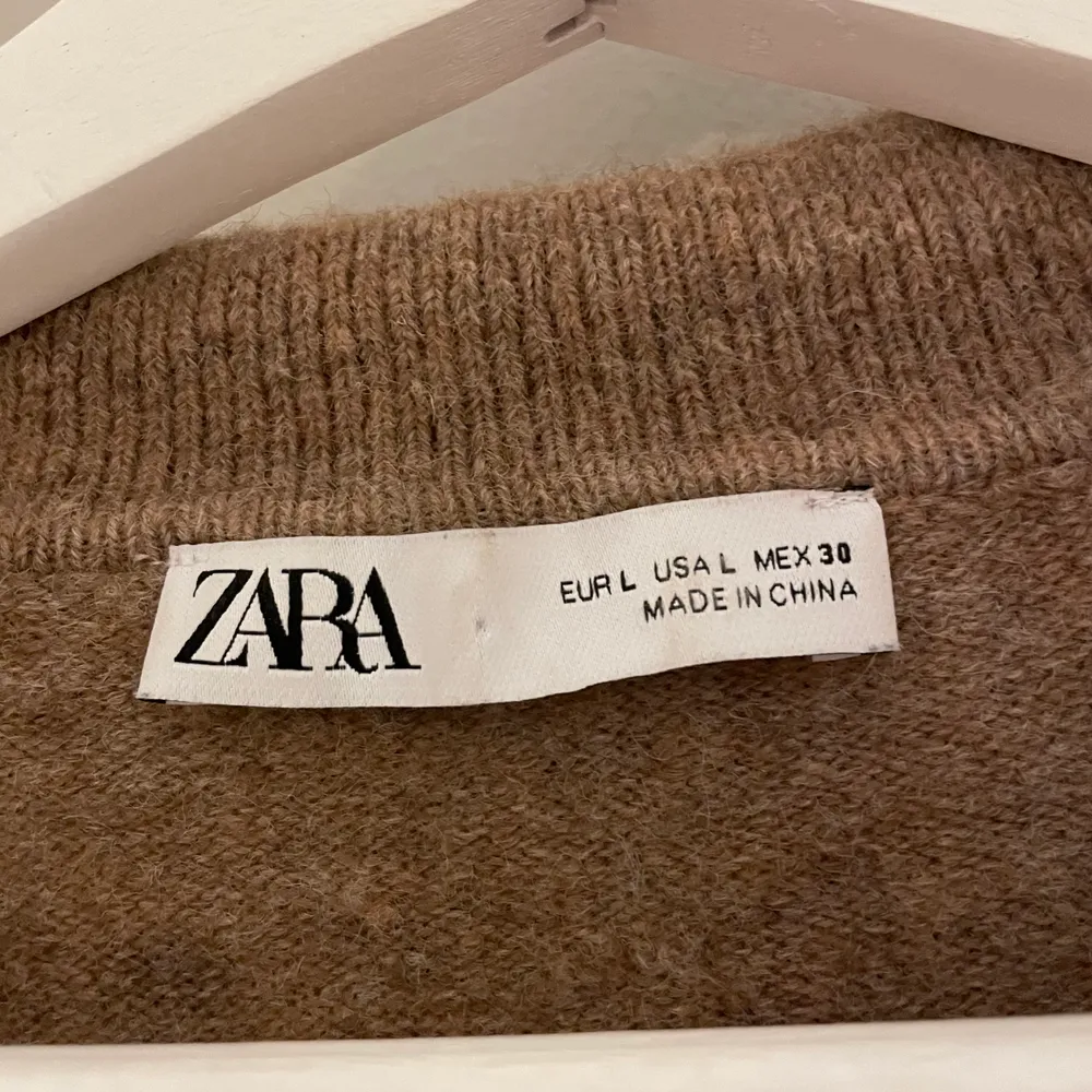 Säljer denna populära tröjan från Zara som jag tyvärr inte haft mycket användning av. Den är i storlek L men väldigt, väldigt liten i storleken, passar nog XS/S bäst!!! Den är knappt använd så i väldigt bra skick. Tröjan är otroligt skön också🧸💞🧸💞  buda i kommentarerna!!!!. Stickat.